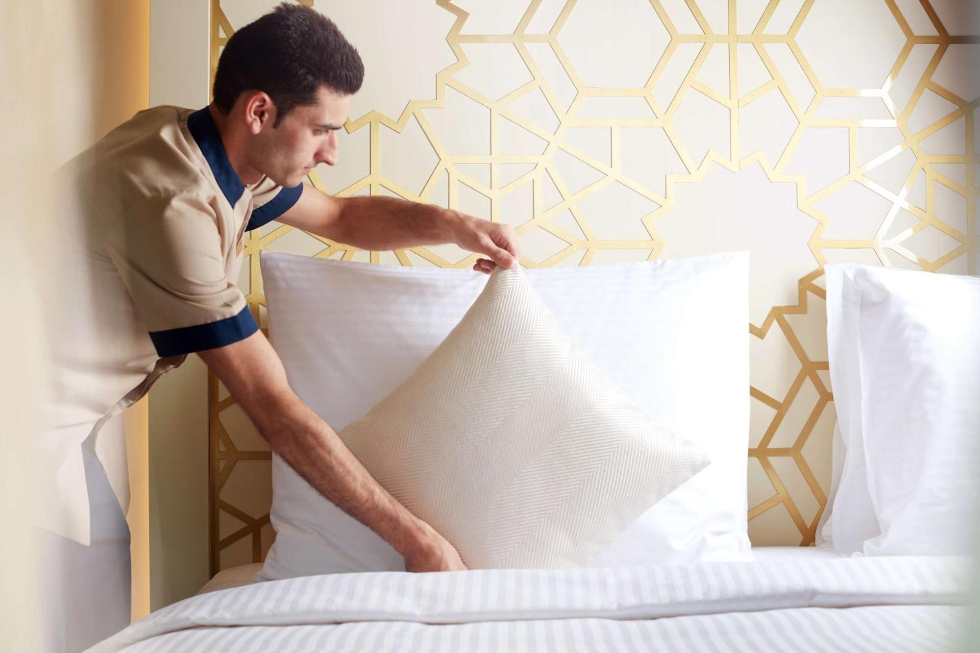 فندق شذا مكة المظهر الخارجي الصورة A hotel housekeeper making a bed